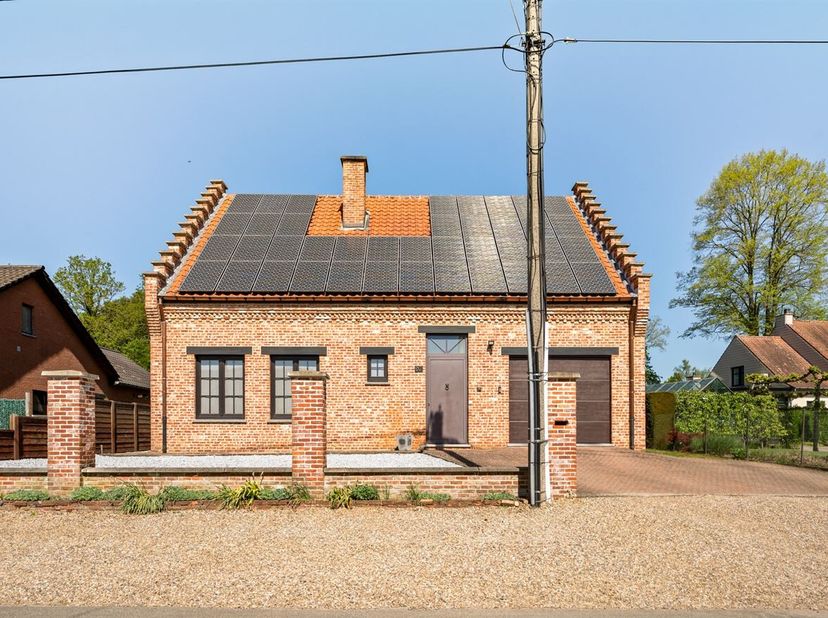 Deze woning in Beringen geniet van een rustige, residentiële ligging met vlotte bereikbaarheid. Scholen bevinden zich op korte afstand en ook het cent