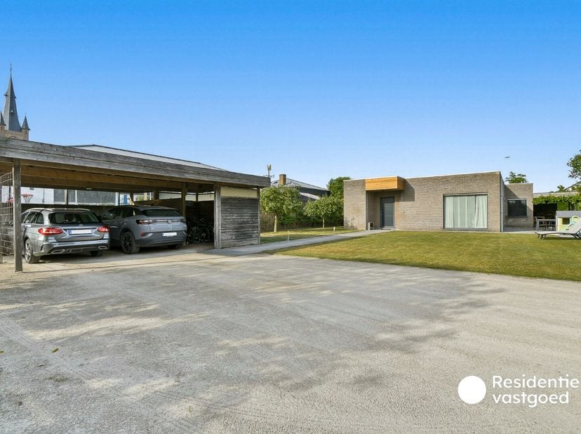 Deze instapklare alleenstaande bungalow is gelegen op een royaal perceel en biedt een uitzonderlijke combinatie van ruimte, comfort en gelijkvloers wo