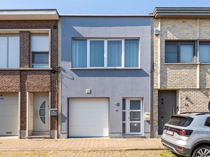 Charmante bel-etage met 2 slpk en ruime tuin in Merksem!<br />
Deze op te frisse woning is rustig en gunstig gelegen in een residentiële wijk. Verschi