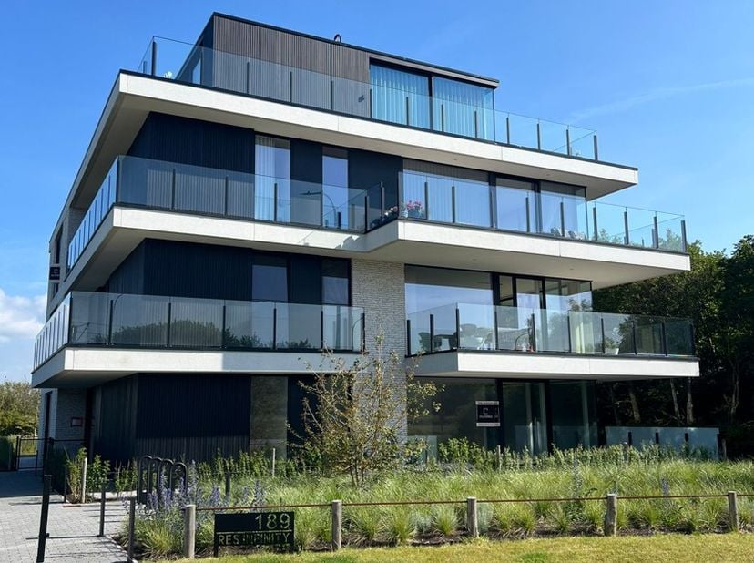 Ontdek het laatste beschikbare appartement in Project Infinity – volledig afgewerkt en instapklaar (moet enkel nog geschilderd worden) . Dit ruime app