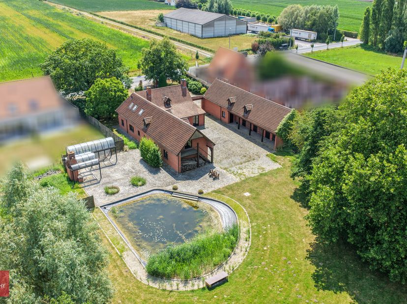 Villa bestaande uit inkomhal, living met open haard, eetplaats, keuken, wasplaats, 3 slaapkamers (1 gelijkvloers), 2 badkamers (1 gelijkvloers), manca