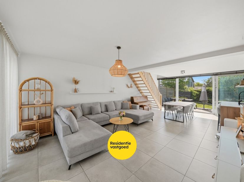 Instapklare woning (bwj 2011) met 3 ruime slaapkamers in Zandvoorde<br />
Gelegen in de rustige Boomgaardlaan 43 te Zandvoorde, vindt u deze verzorgde