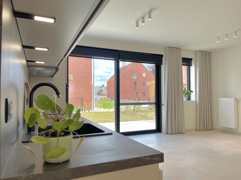 In woonproject 'Francar' staat deze energiezuinige en top afgewerkte woning te huur; Er is een ingang via de parking naar de achtertuin alsook aan de