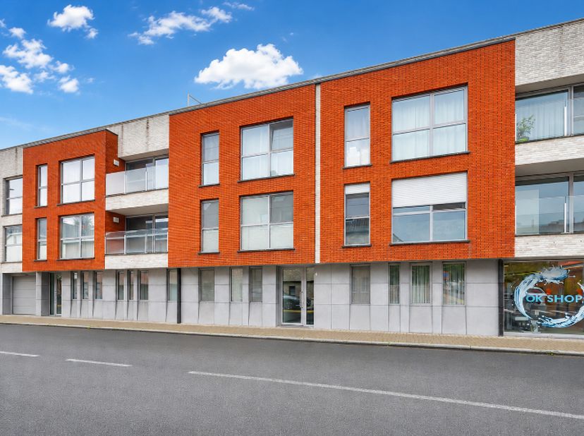 PRACHTIG afgewerkt luxe appartement op een TOP ligging&amp;nbsp;<br />
2 de verd met lift&amp;nbsp;<br />
Het appartement&amp;nbsp; beschikt over hoogwaardige, op