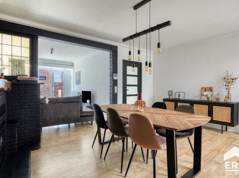 Ben je op zoek naar een instapklare woning met ruimte, comfort én tal van mogelijkheden? Dan is deze verzorgde bel-etagewoning in hartje Arendonk zeke