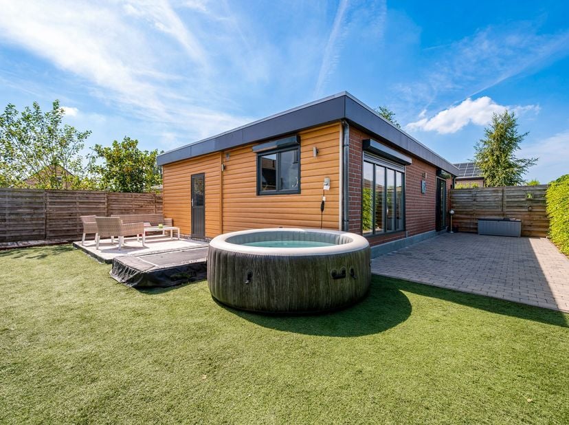 Deze prachtige en instapklare bugalow werd gebouwd in 2013 in een groene en rustige omgeving op het Waasmeer in Tielrode, Temse. De woning heeft een i