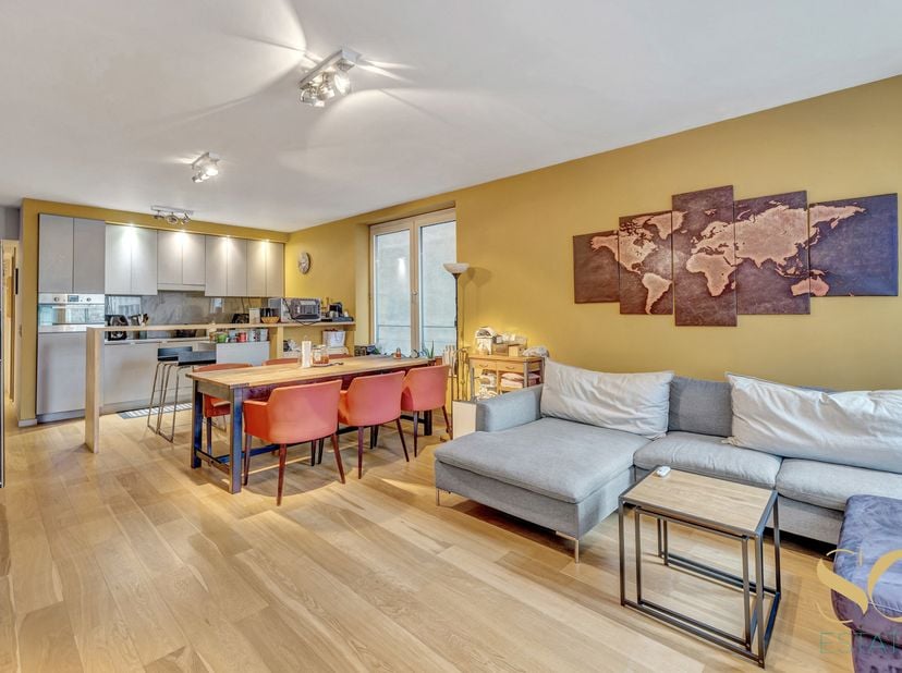 Nous avons le plaisir de vous présenter cet appartement deux chambres situé à Bruxelles, rue Saint-Pierre 63, au sein d’un immeuble moderne construit