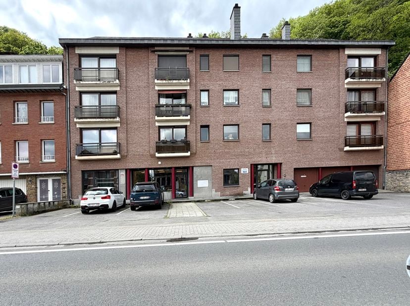 NAMUR, à 200 m du parc de La Plante, bel APPARTEMENT (1ch/1sdb) sis au 4ème étage d'une résidence. Hall, lumineux séjour de 23m², cuisine équipée de 8