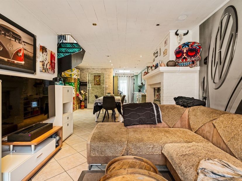 Gezinswoning met 1 slaapkamer en terras<br />
Gelijkvloers<br />
Via de inkomhal met praktische bergruimte bereikt u de leefruimte, die geniet van vee