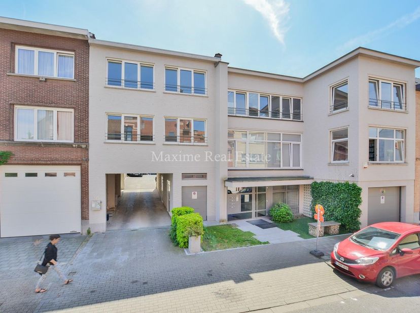 TOMBERG. Uitstekende ligging in een rustige straat nabij het Woluwe Shopping Center, het sportcentrum POSEIDON, openbaar vervoer, winkels en restauran
