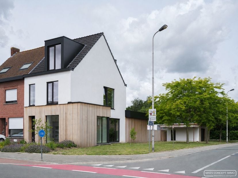 Via een charmant golvend klinkerpad bereik je de inkomhal met gastentoilet. De lichtrijke eetruimte en gezellige living met zwevende trap en ingewerkt
