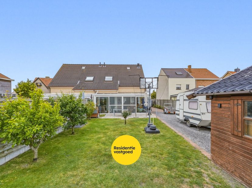 In het rustige en aangename Zandvoorde bevindt zich deze verzorgde halfopen bebouwing op een perceel van 449 m². De woning werd gebouwd in 2004 en com
