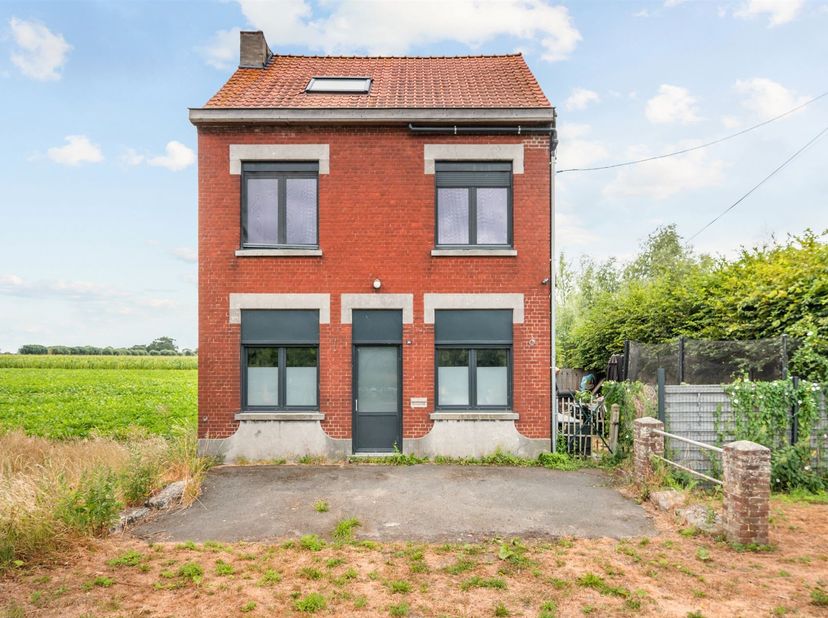 Te koop: ruime gezinswoning met atelier van 125 m² in Leers-Nord<br />
<br />
Langs het Espierres-kanaal in Leers-Nord bevindt zich deze ruime gezin