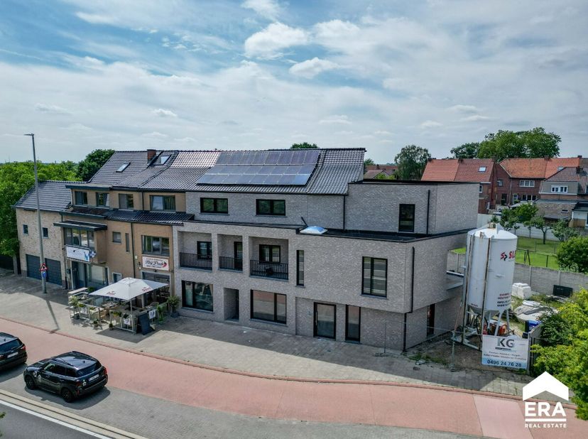 À vendre : appartement fermé moderne à Genk, situé Rozenkranslaan, en périphérie de la ville et entouré de verdure. Cet appartement neuf (année de con