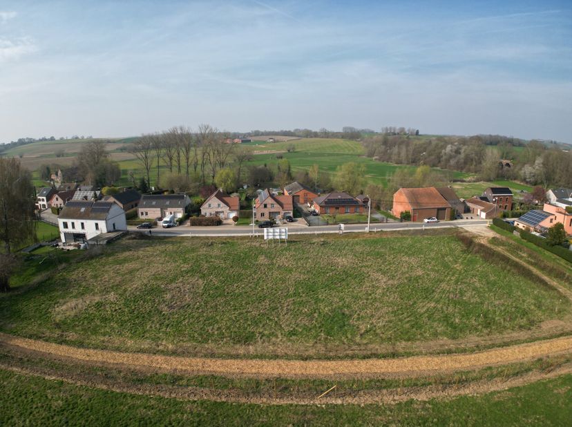 Ideaal gelegen op het platteland in een zeer rustige omgeving, prachtig uitzicht op de velden, nieuw bouwgrond voor een ruime woning met 3 gevels. Zee