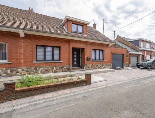                                        Woning te koop in Saintes, € 495.000
