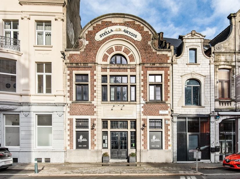 Dit uniek en historisch pand bevindt zich in het van Lier, Vlakbij de Sint-Gummaruskerk. Het prachtige geklasseerde gebouw, ooit de huidenvetterij "He