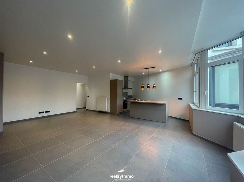 Superbe appartement d'une surface habitable de +/- 90 m2 (surface plancher chauffé 106 m2) avec deux chambres et terrasse. <br />
Hall d'entrée, wc s