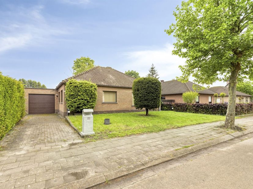 Deze laagbouwwoning  beschikt over een inkomhal met gastentoilet, een lichtrijke woonkamer en een aangrenzende open keuken. Verder is er  een slaapkam