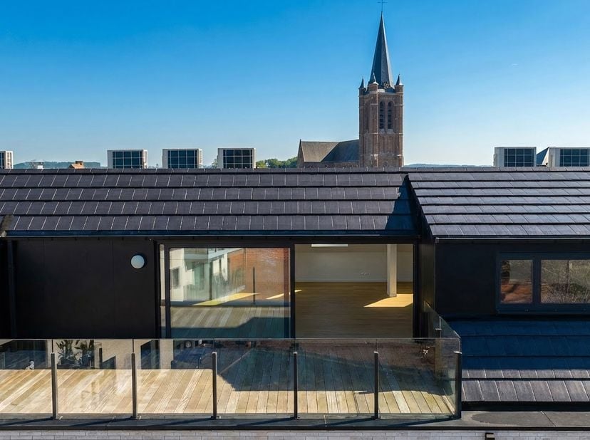 Gelegen op de bovenste verdieping van een hedendaagse residentie, weet dit exclusieve penthouse onmiddellijk te verleiden door zijn volumes, lichtinva