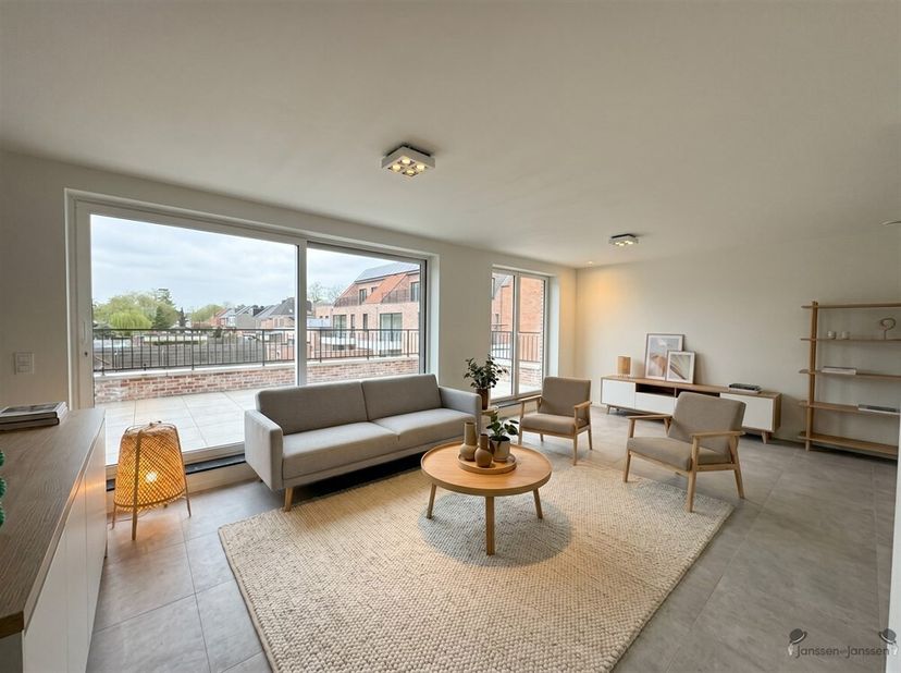 Luxueux appartement de construction récente (2025) dans un emplacement central, à quelques pas des magasins, des écoles et des transports publics. L'a