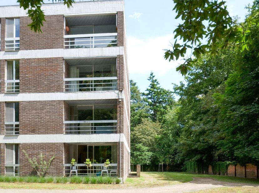 Deze serviceflat heeft een uitstekende ligging. Gelegen op de derde verdieping achteraan, met open zicht op het groen en het bos. Rust en privacy zijn