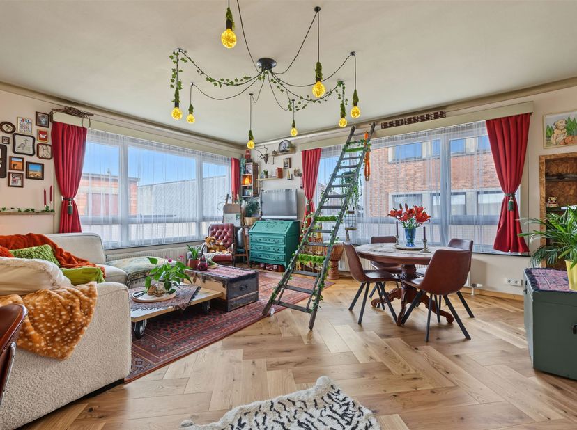 Bienvenue dans ce charmant appartement situé à Lokeren, un lieu de vie unique qui respire la créativité et la chaleur. Ce logement accueillant de 76 m