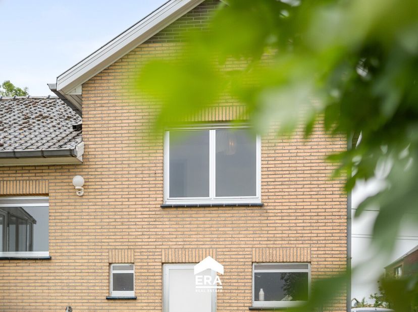 Te koop: open bebouwing in Adegem, met prachtig zicht op de velden en een ruime tuin. Deze woning ligt in een rustige, groene omgeving met vrij uitzic