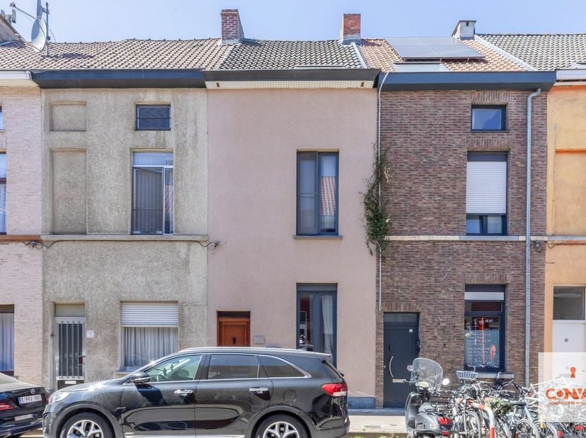 Bij het betreden van de woning komt u binnen in de inkomhal die toegang geeft tot de gezellige leefruimte. Verder vindt u de keuken, badkamer en een z