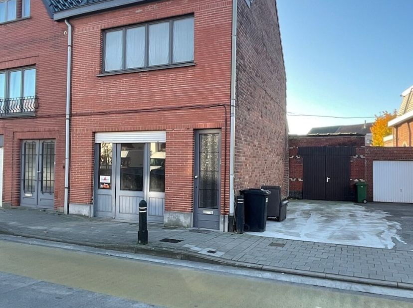 Dit gebouw is totaal te renoveren, waarbij het "strippen" al is uitgevoerd. Er is dus geen keuken, badkamer of technieken.<br />
Het gebouw beschikt o