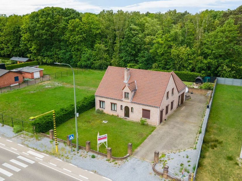 Cette propriété bénéficie d'un excellent emplacement à Houthalen-Helchteren, avec un accès facile à Hasselt, Genk et Eindhoven, entre autres. Le quart