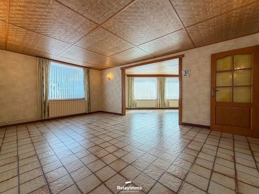 Située à Guignies, rue de la Brasserie 15, cette maison unifamiliale offre de beaux volumes et un bon potentiel, le tout sur une parcelle de 271 m² av