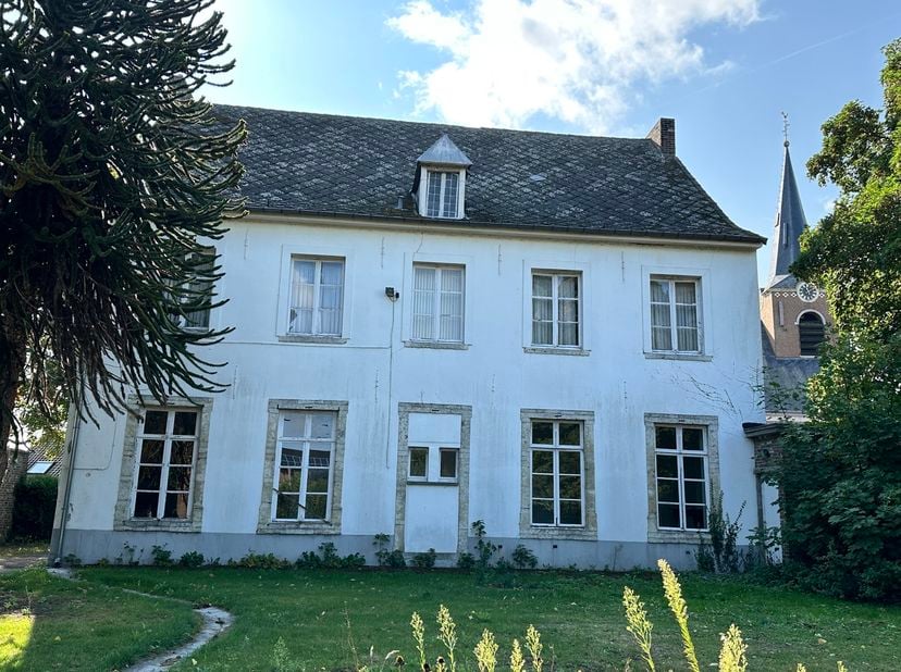 In de schaduw van de kerktoren bevindt zich deze mooie historische idyllische unieke pastorie. <br />
Het pand heeft een symmetrische indeling en er z
