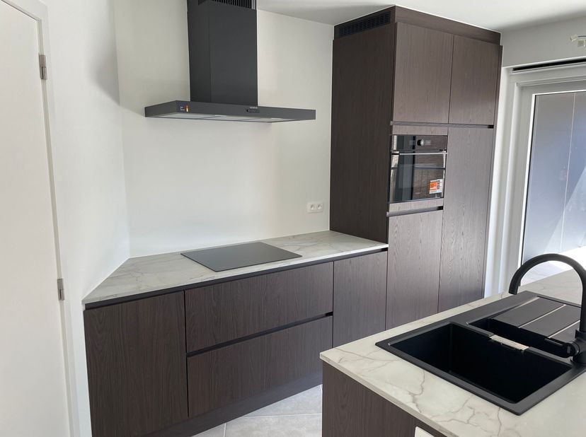 Ruim nieuwbouwappartement met 2 slaapkamers, terras, autostaanplaats en berging in het centrum van Booischot<br />
<br />
Ligging :<br />
Dit stijl