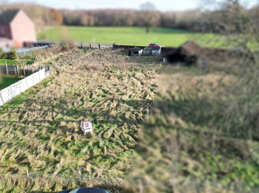 Mooie bouwkavel van 15 are 21 centiares in het hart van het dorp Sirault.<br />
Voorgevel aan de kant van de Henri Hautecoeurstraat: +/- 17,20 m.<br