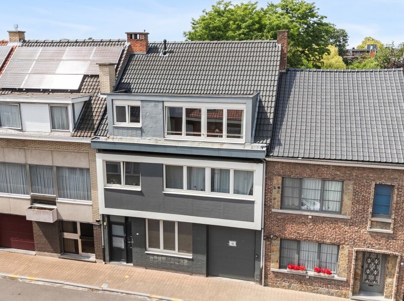 Opbrengsteigendom met 3 appartementen en 3 garageboxen in Sint-Niklaas Deze opbrengsteigendom in Sint-Niklaas bestaat uit 3 appartementen en 3 garageb