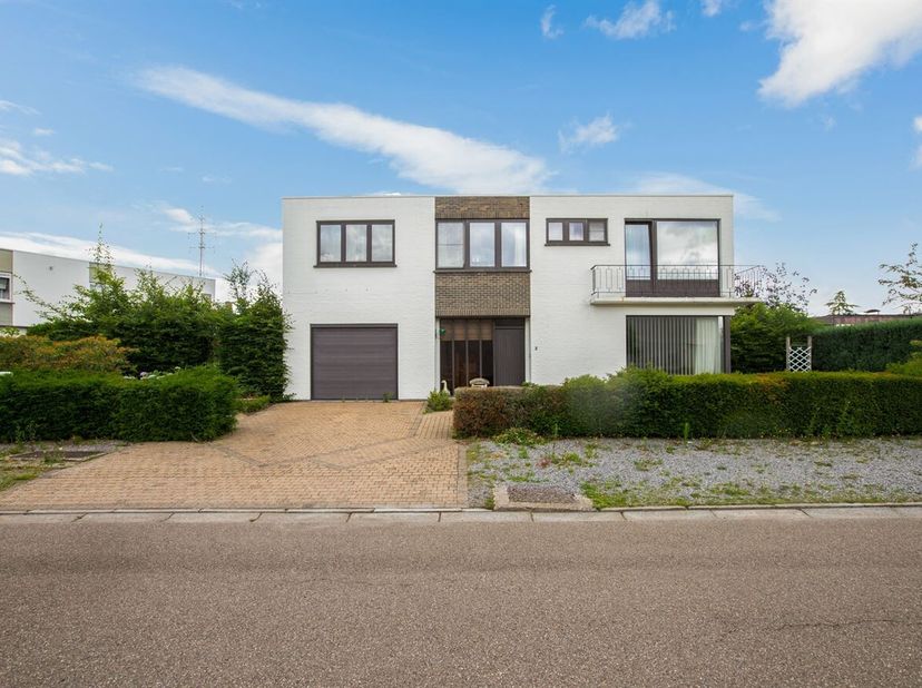 Ruime open bebouwing op een aantrekkelijk perceel van 7a 28ca in Hasselt<br />
In de rustige en residentiële Sluisstraat 2 te Hasselt bevindt zich dez