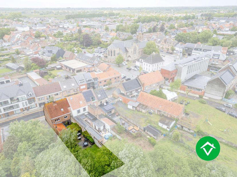 Centraal gelegen in het hart van Eernegem bevindt zich deze commerciële handelswoning met woonst, momenteel uitgebaat als een succesvolle en goed geke