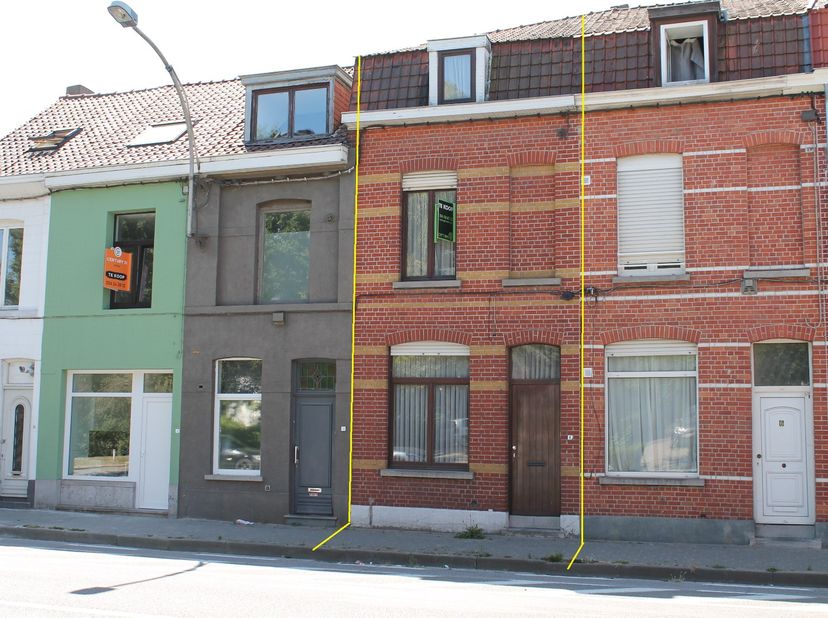 Te renoveren, goed gelegen, stadswoning met veel ruimte en licht.<br />
<br />
Stevige woning met een goede basis om iets tof van te maken. De woning