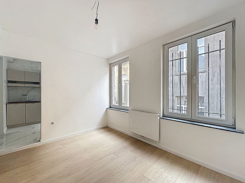 Non loin du Boulevard Léopold II, entre Ribaucourt et Étangs Noirs, superbe appartement de ± 42m² situé au 2E étage d’une maison en copropriété. Compo