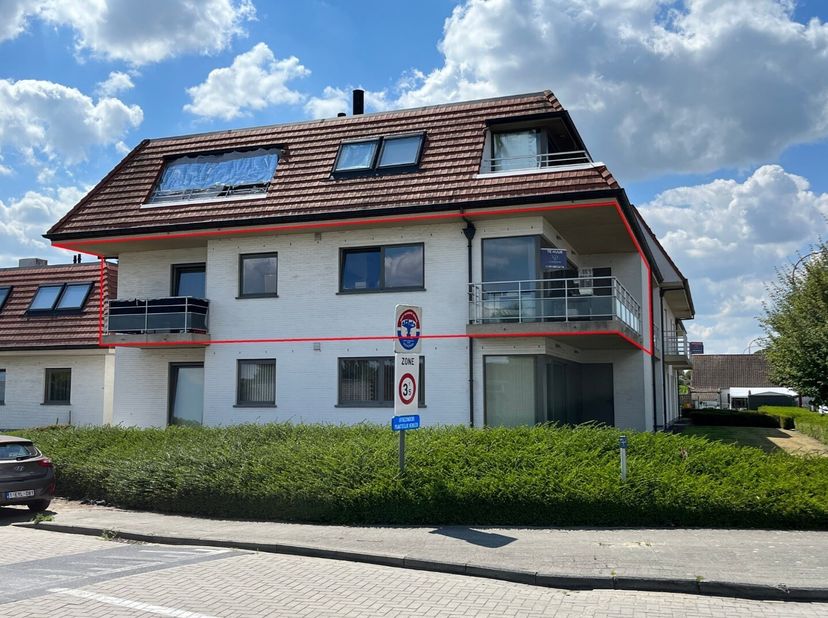 Dit appartement beschikt over een ruime leefruimte met open keuken, twee slaapkamers, een badkamer, afzonderlijk toilet en 2 terrassen waarvan één met