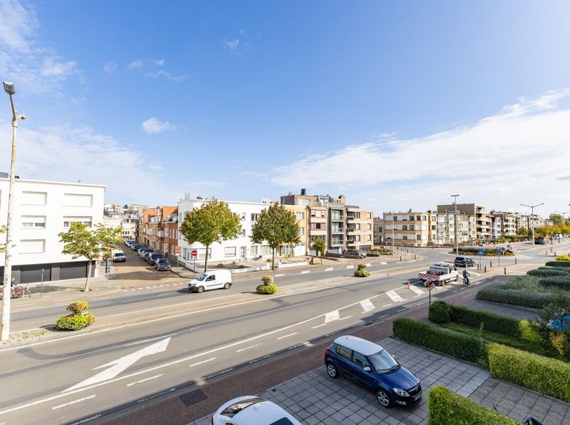 Blankenberge: Verhuurd appartement met 2 slaapkamers, terras en garage (inclusief) te koop in het centrum. Op de 2e verdieping van deze kleinschalige