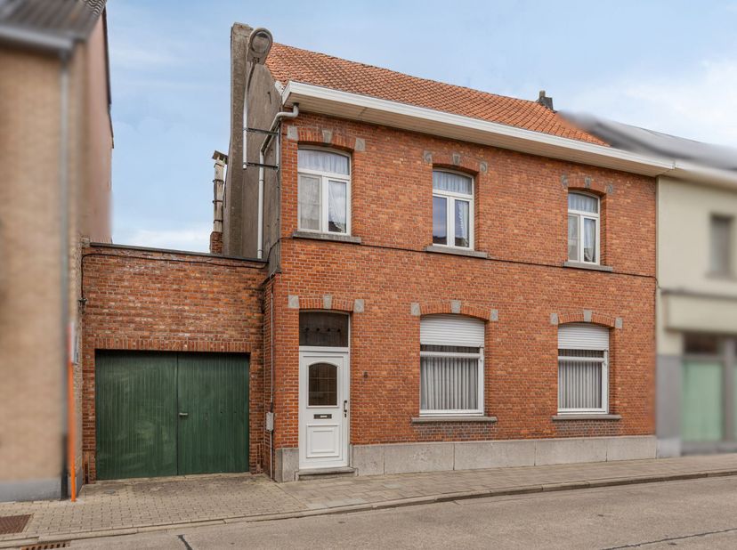 KARAKTERVOLLE, RUIME EN TE RENOVEREN WONING 197M² MET 3 SLAAPKAMERS, GARAGE EN GROTE TUIN OP 8A18CA.<br />
 Ligging in centrum Breendonk (Puurs-Sint-