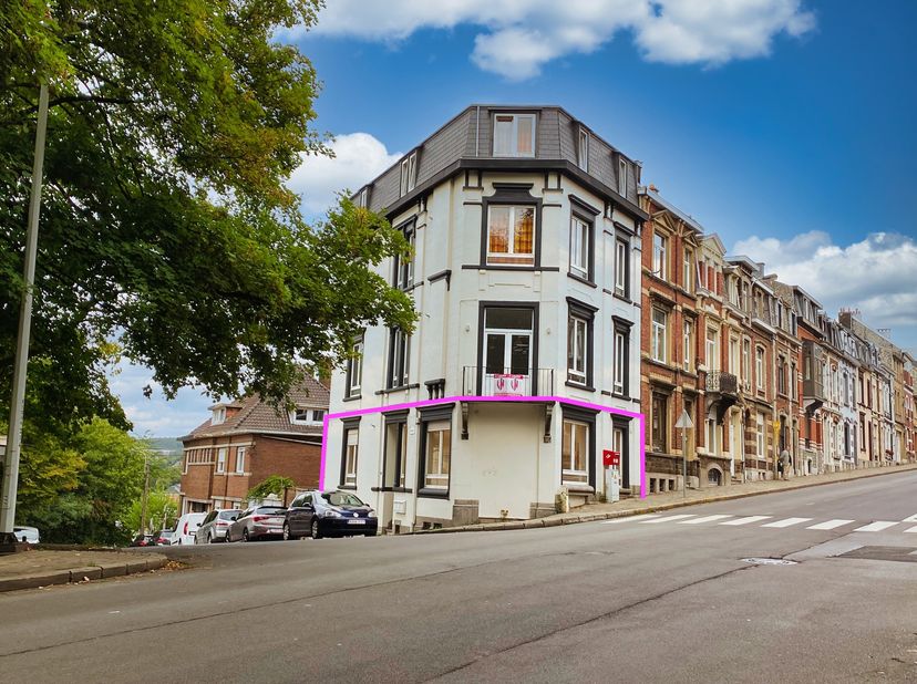 L'immobilière Hupperts vous propose ces splendides bureaux (pour une seconde occupation) situés au coin d'une rue à forte fréquentation et à deux pas