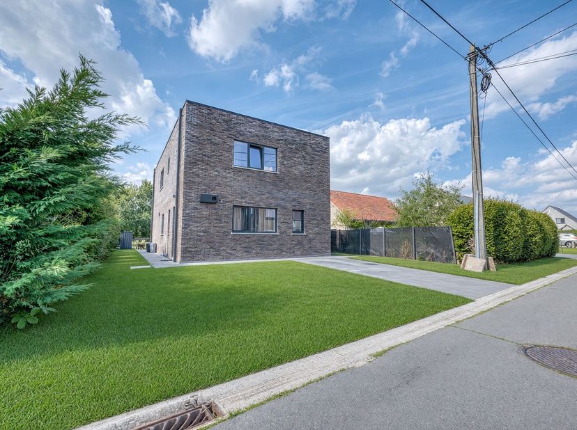 Bent u op zoek naar een instapklare en energiezuinige woning waar rust, ruimte en hedendaags comfort centraal staan? Dan is deze woning absoluut het o