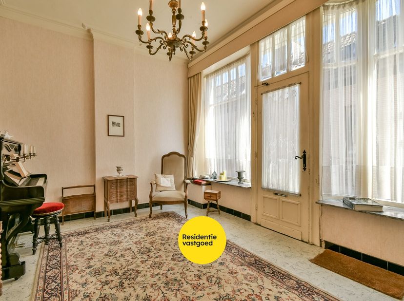 Ontdek deze karaktervolle woning op een topligging in de Nieuwstraat 4 te Torhout. Hier woont u pal in het centrum, met winkels, scholen, horeca en op