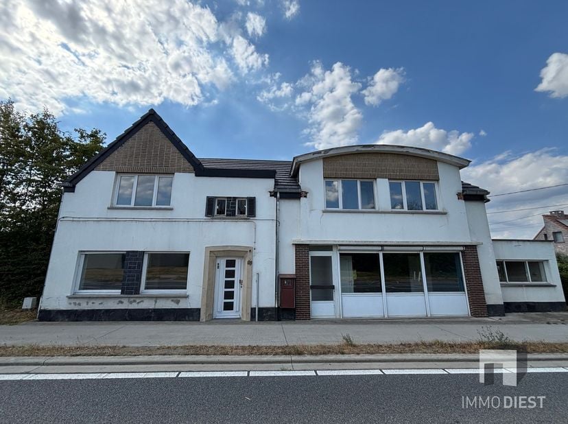 Aan de Tiensesteenweg 3 in Waanrode vindt u deze ruime woning met uitzonderlijk veel mogelijkheden. Dankzij de indeling met twee leefruimtes, twee keu