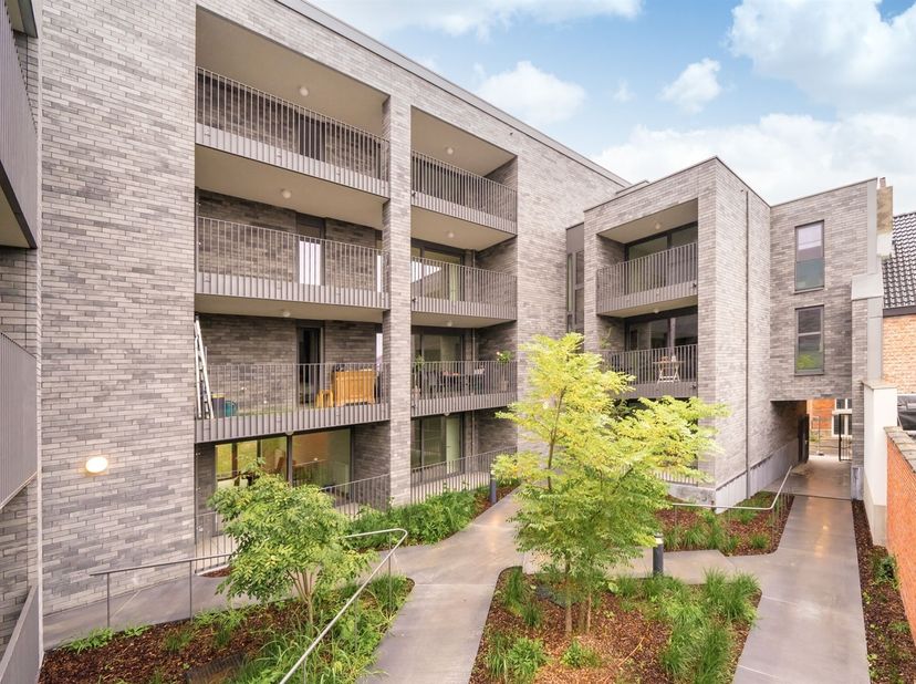Gelijkvloers nieuwbouw appartement met één slaapkamer en terras, aan de Tinelsite.<br />
Het appartement (62 m²) beschikt over een inkomhal die toega