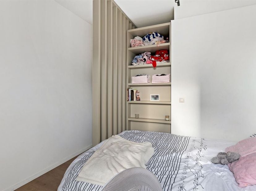 Moderne studentenkamer (16m²) met privé badkamer op toplocatie in hartje Antwerpen<br />
Ligging:<br />
Deze instapklare studentenkamer bevindt zich i