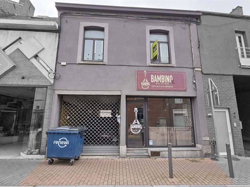 Centre de Dour, bâtiment de rapport comprenant: <br />
1: Un commerce actuellement loué en pizza,<br />
2: Un passage couvert, un cour et son dégageme